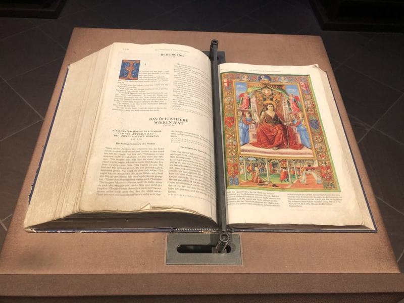Bibel in der Neumünster Kirche