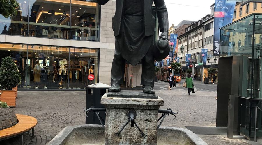 Häckerbrunnen vorne quadratisch