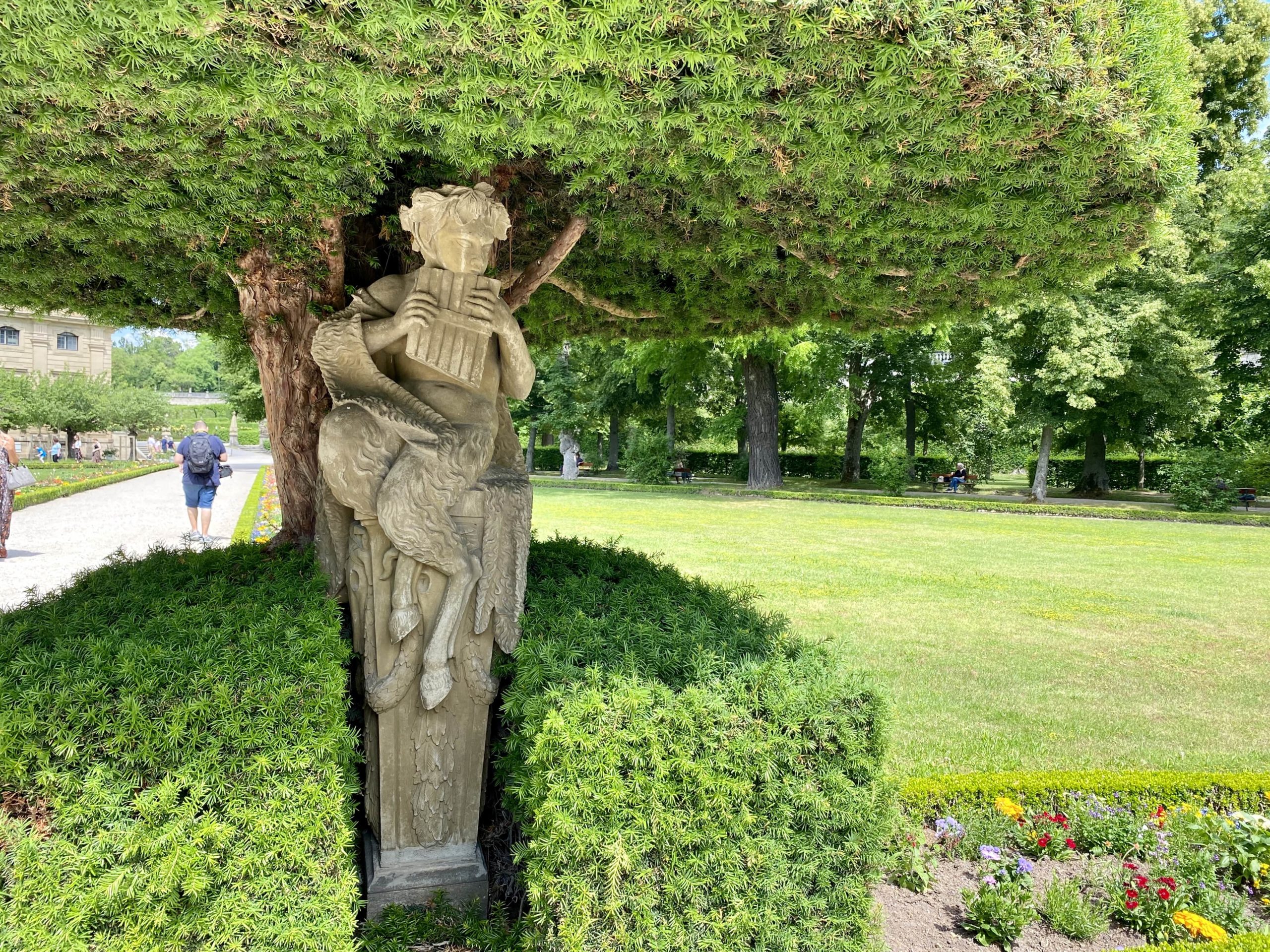 Eine der Statuen im Südgarten.