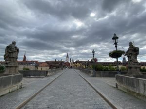 Alte Mainbrücke mit 12 Figuren