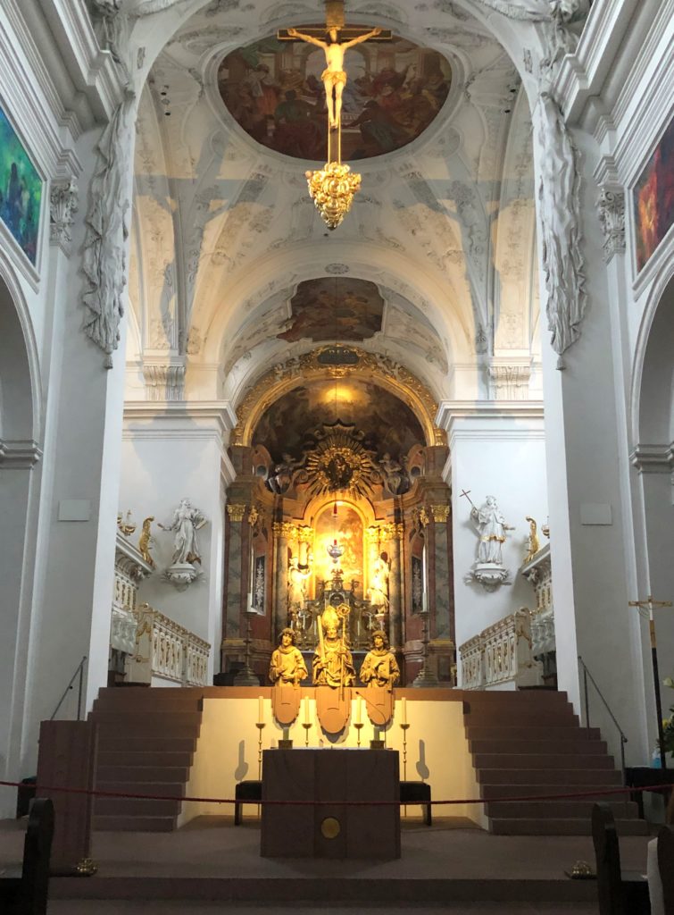 Altar in der Neumünster Kirche