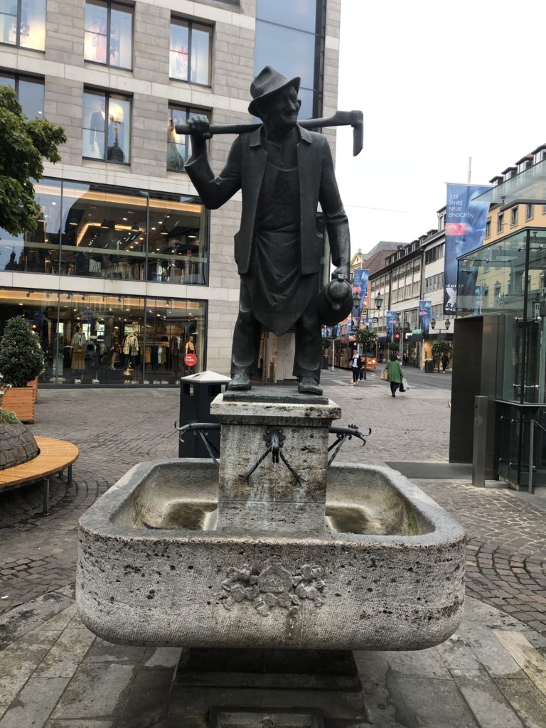 Häckerbrunnen vorne