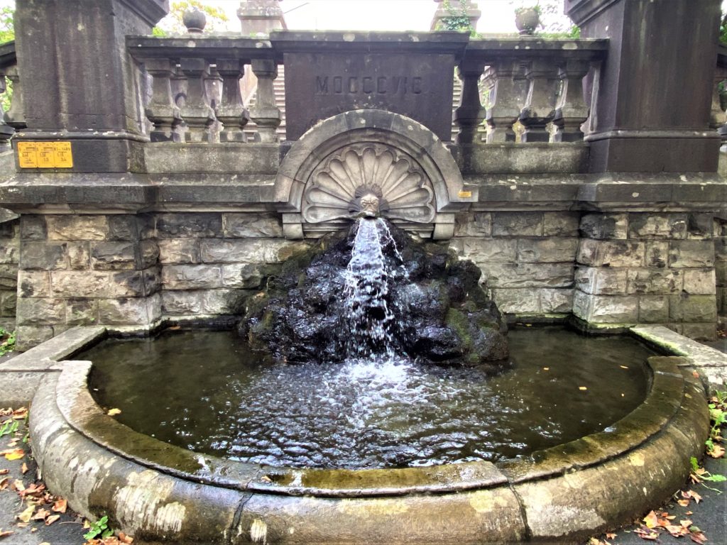 Brunnen an der Löwenbrücke