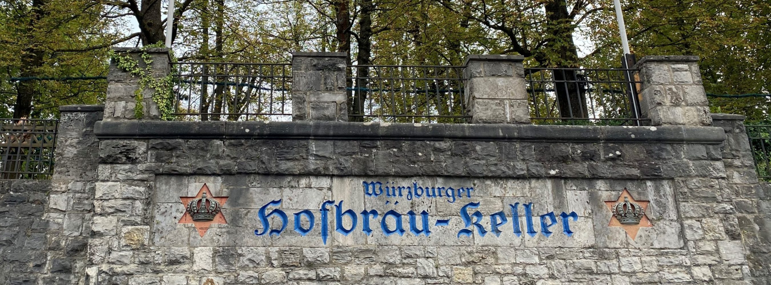 Mauer mit Schriftzug des Hofbräukellers in Würzburg