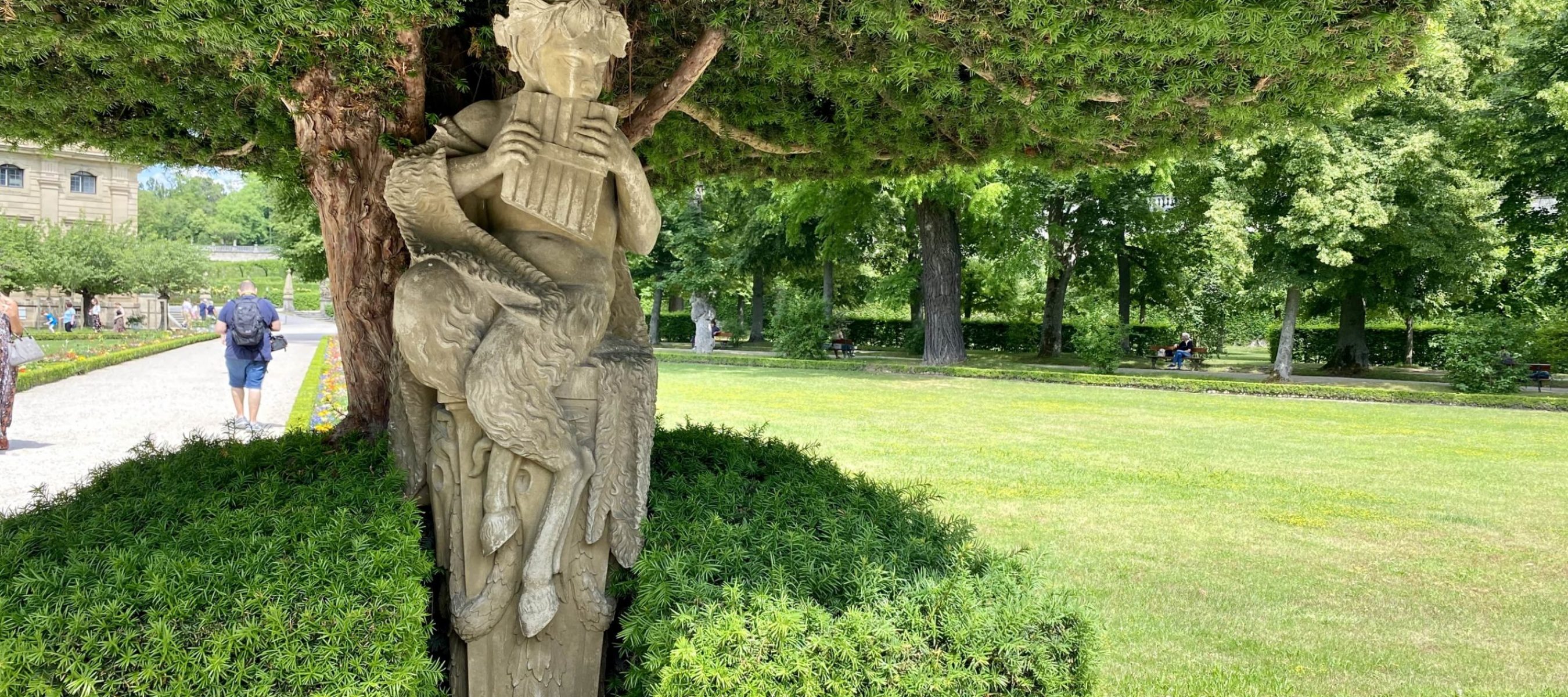 statuen_suedgarten Eine der Statuen im Südgarten.